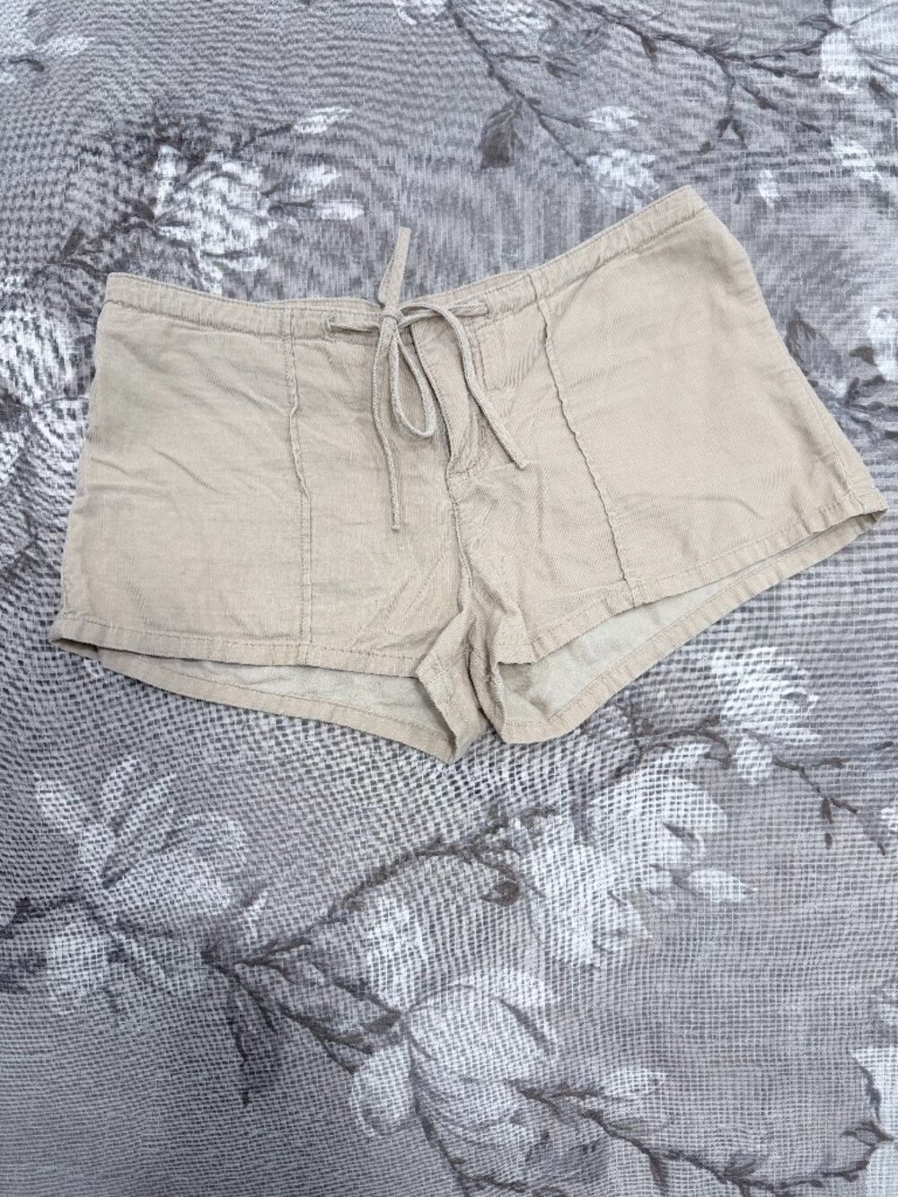 Vintage Y2K Guess Jeans Authentic Cream Baby Corduroy Micro Shorts Size 26